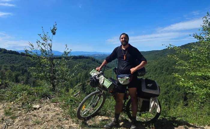 Gestul unor români care l-a lăsat fără cuvinte pe un călător. Ce i s-a întâmplat în timp ce străbătea țara la pas