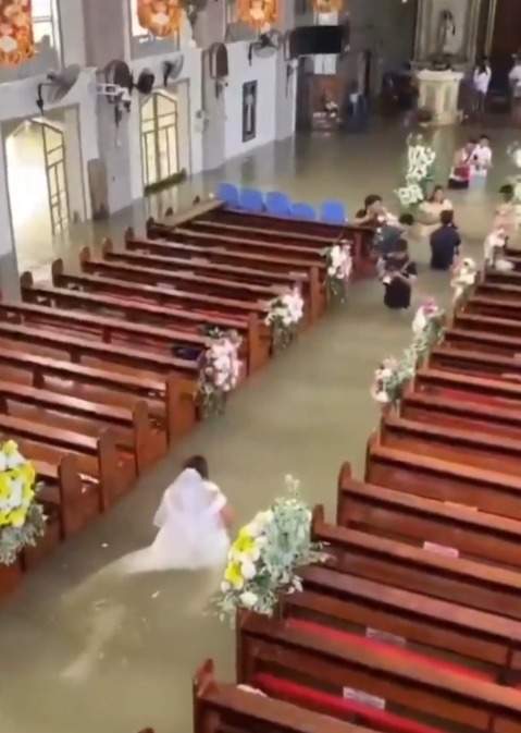 Doi miri s-au cununat religios, chiar dacă biserica era inundată de apă. Cuplul nu a lăsat vremea extremă să le strice nunta: ”Nu ne-a deranjat”