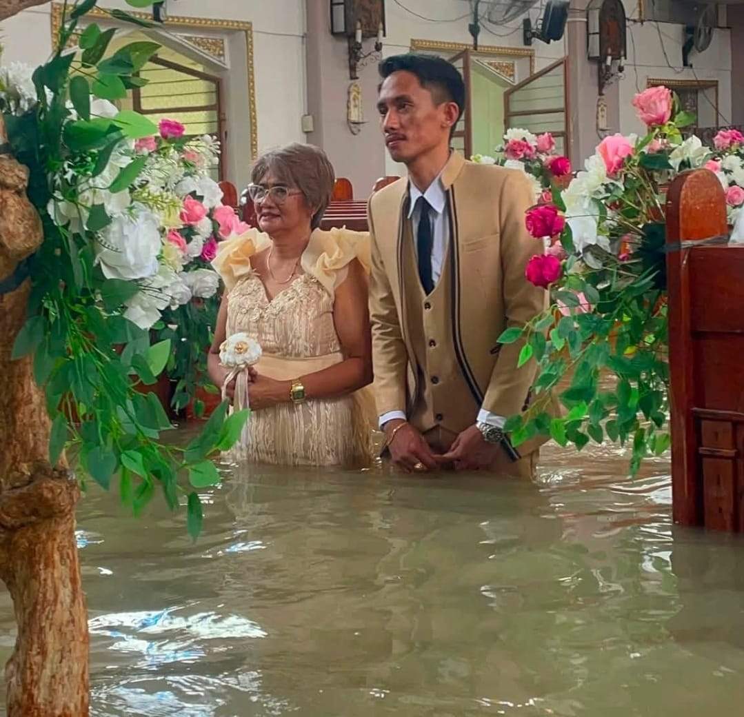 Doi miri s-au cununat religios, chiar dacă biserica era inundată de apă. Cuplul nu a lăsat vremea extremă să le strice nunta: ”Nu ne-a deranjat”