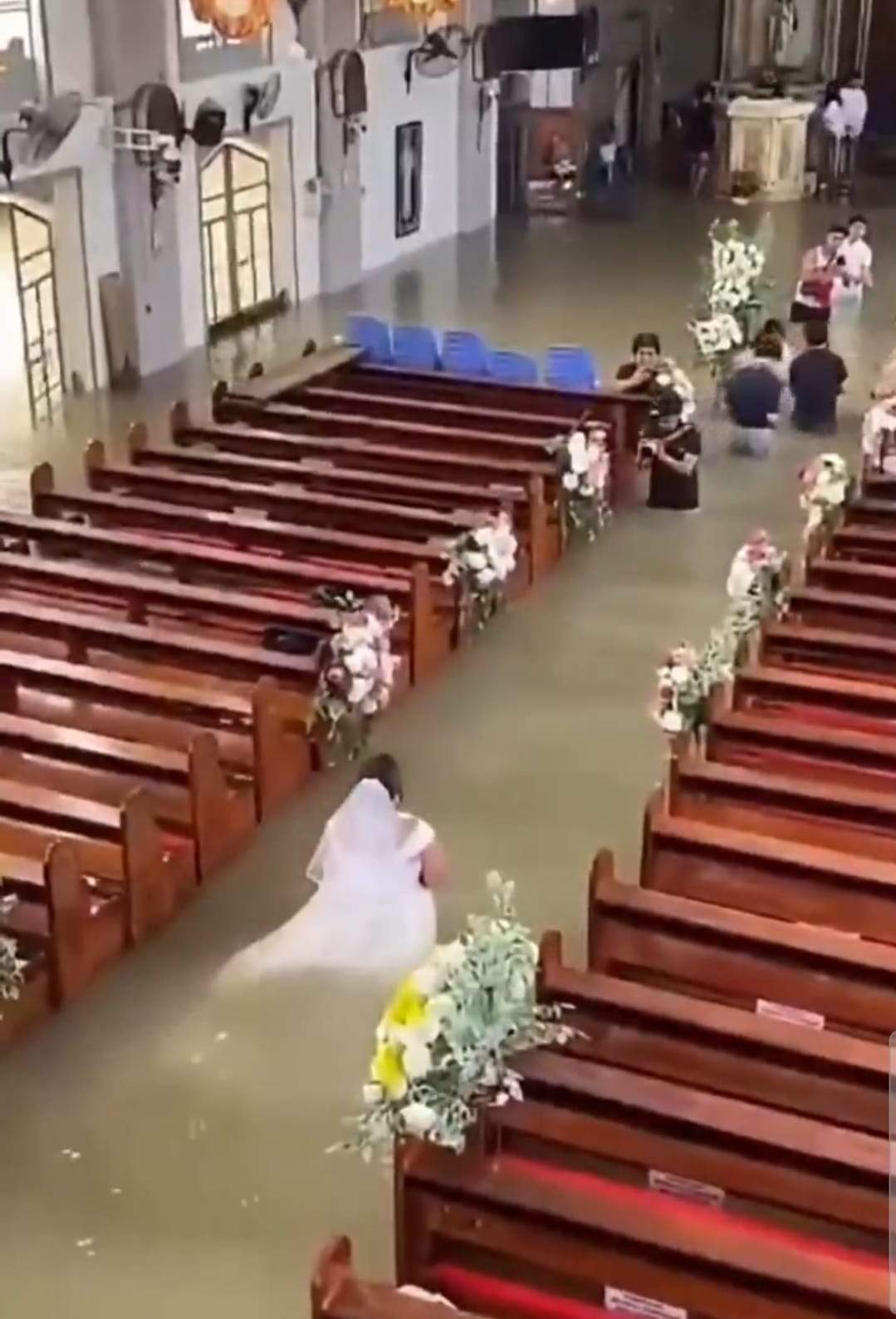 Doi miri s-au cununat religios, chiar dacă biserica era inundată de apă. Cuplul nu a lăsat vremea extremă să le strice nunta: ”Nu ne-a deranjat”