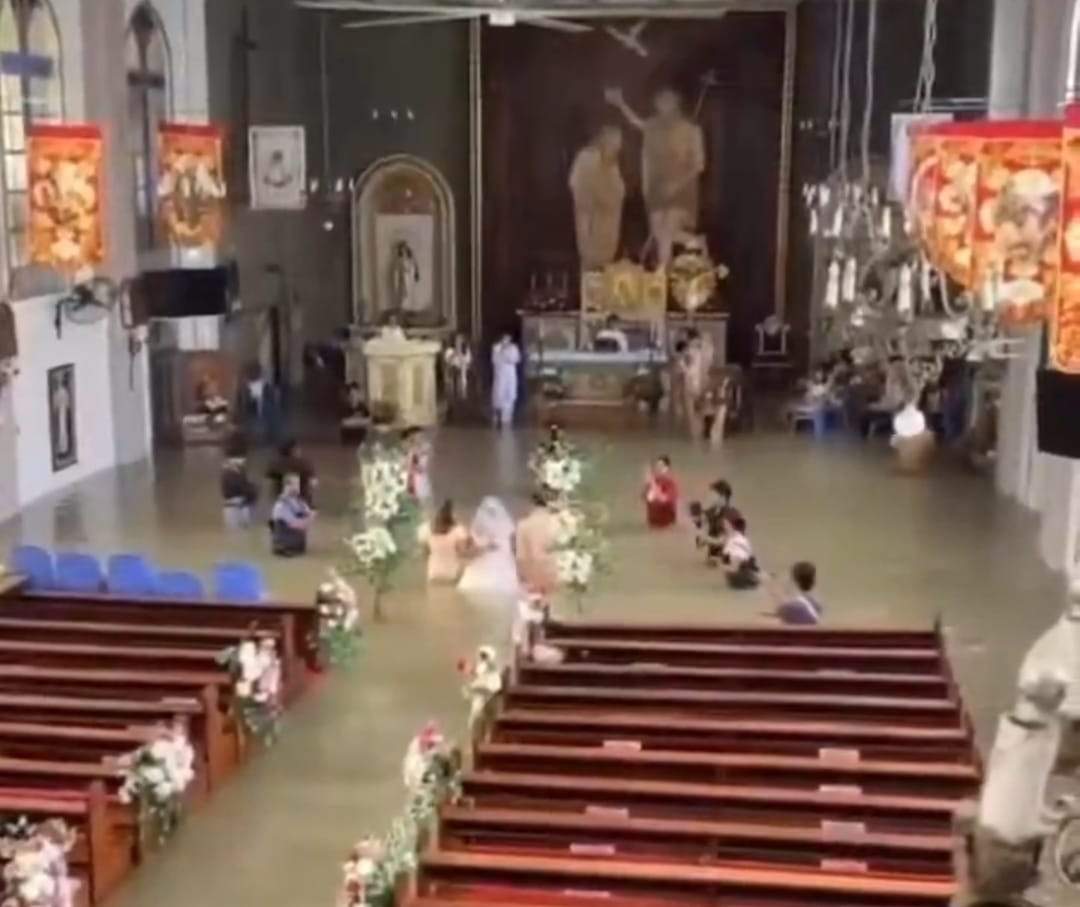 Doi miri s-au cununat religios, chiar dacă biserica era inundată de apă. Cuplul nu a lăsat vremea extremă să le strice nunta: ”Nu ne-a deranjat”