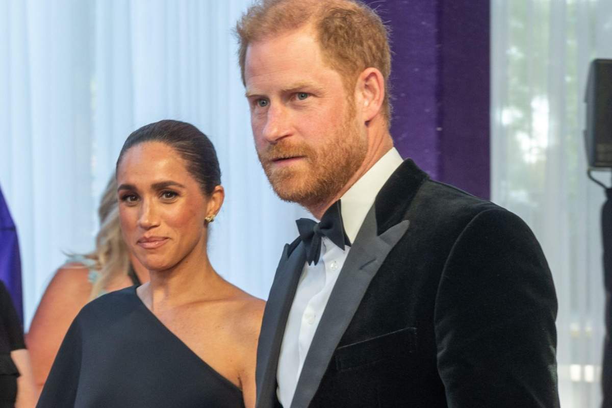 Prințul Harry, ducele de Sussex, și Meghan, ducesa de Sussex, sosesc pe covorul roșu la cea de-a 40-a ediție a evenimentului organizat de Fundația David Foster
