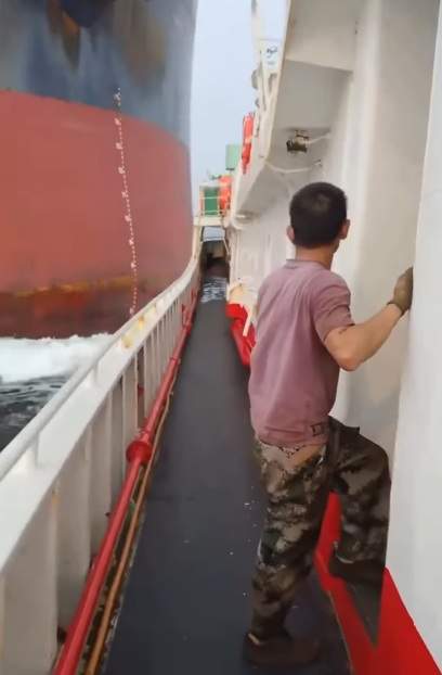 O navã cargo uriașă a lovit un pescador în apropiere de Singapore
