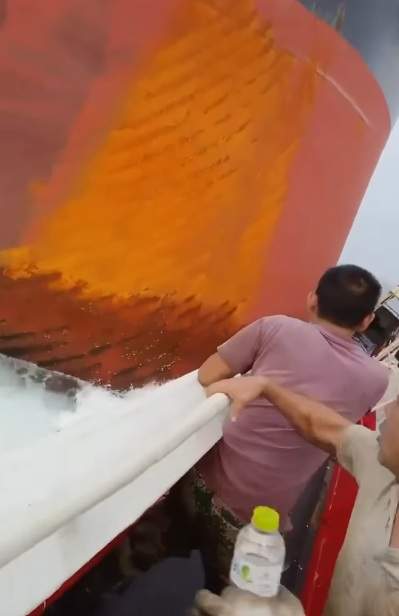 O navã cargo uriașă a lovit un pescador în apropiere de Singapore