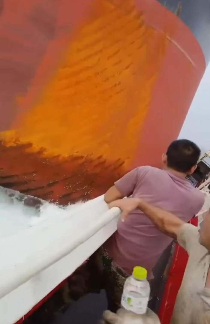 O navã cargo uriașă a lovit un pescador în apropiere de Singapore