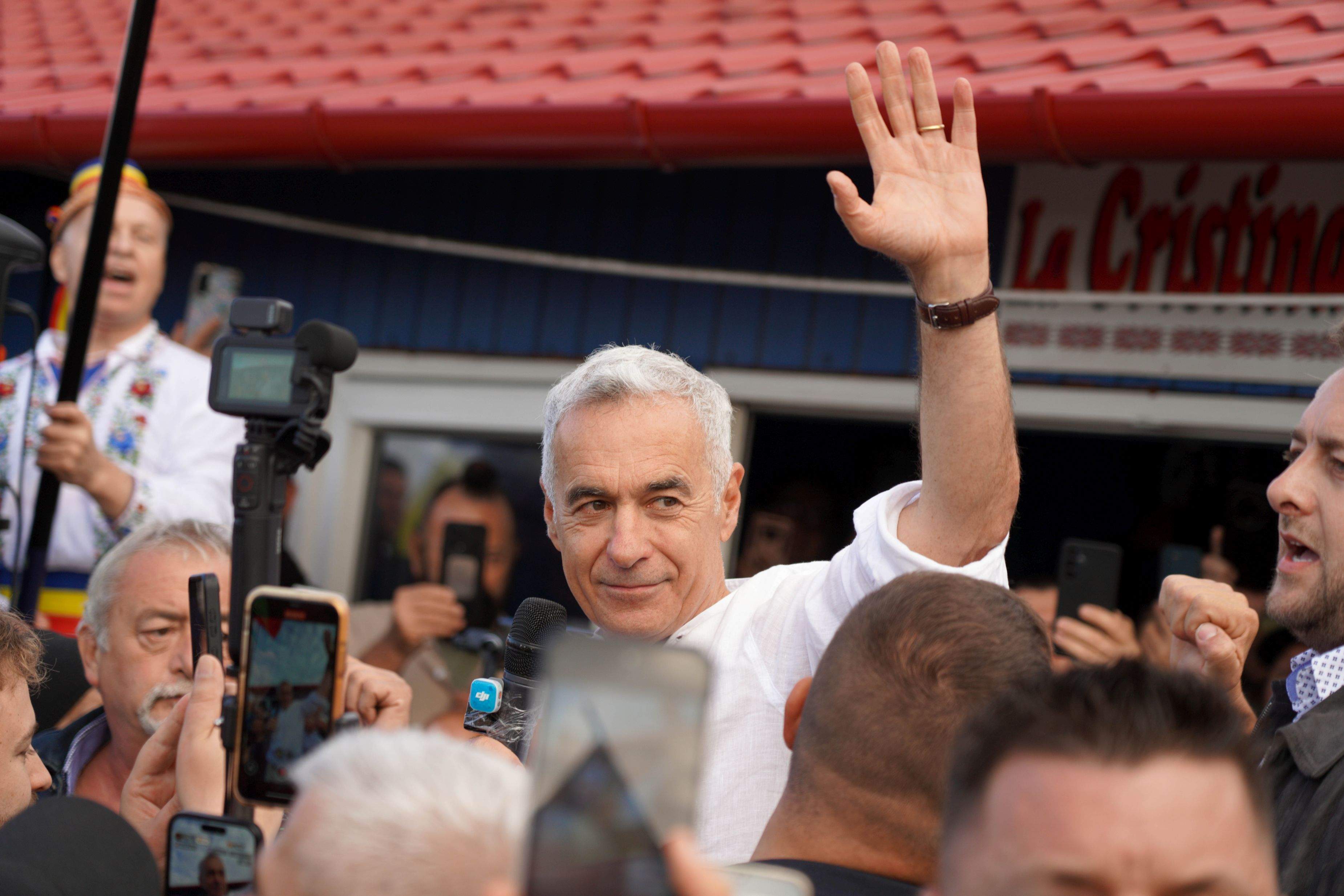 Susținătorii lui Călin Georgescu s-au adunat la fața sediului DIICOT. Cum îl apără pe fostul prezidențiabil