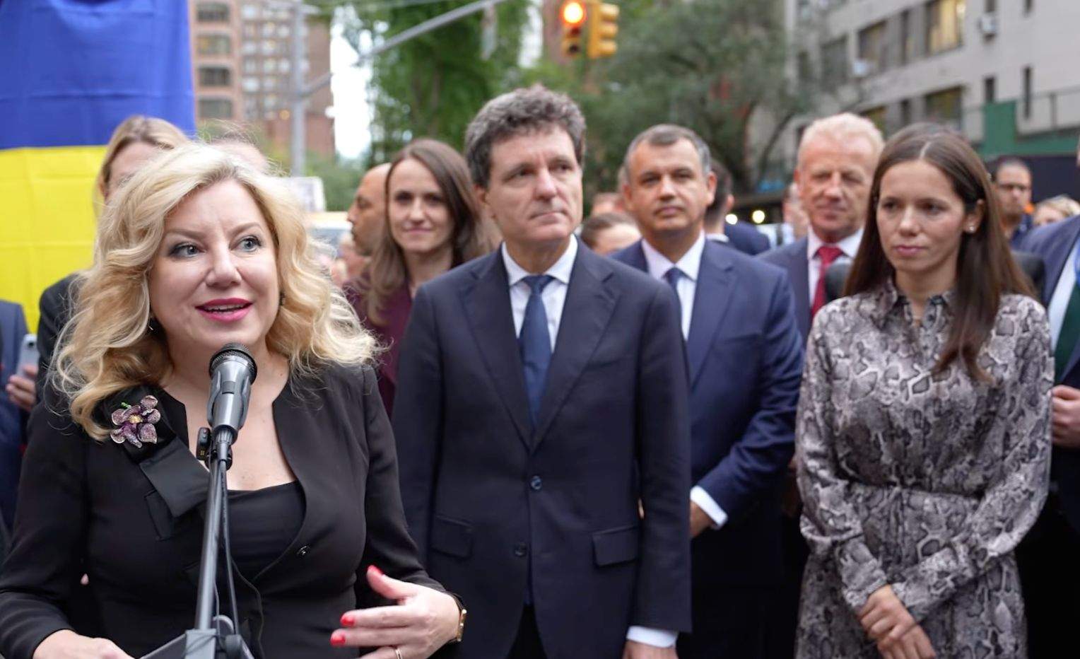 Ce ținută a purtat Mirabela Grădinaru la New York. Câți bani ar fi scos din buzunar partenera de viață a lui Nicușor Dan pentru rochie