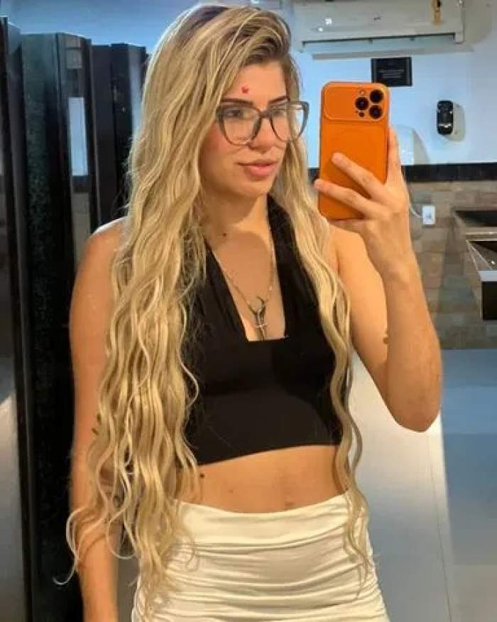 Rafaella în oglindă