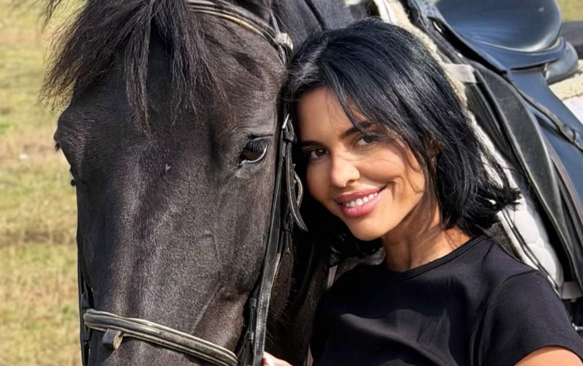 Andreea Popescu, lângă un cal