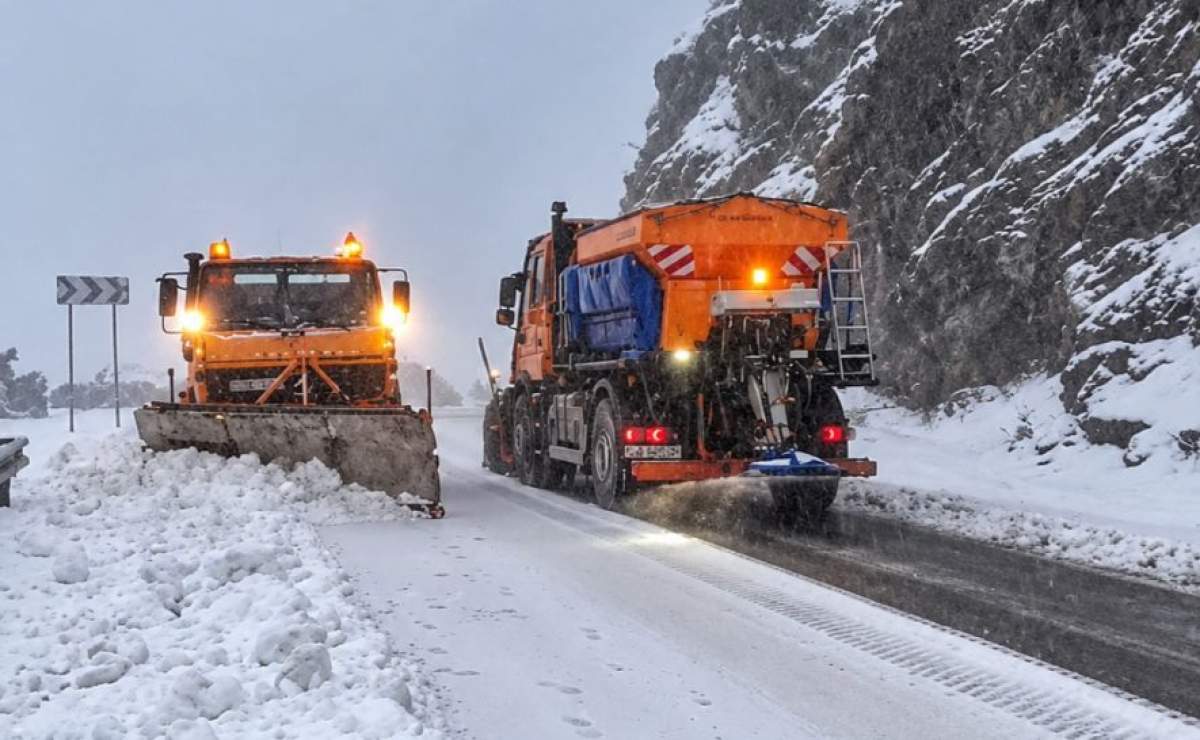 Au intervenit utilajele de deszăpezire pe Transfăgărășan