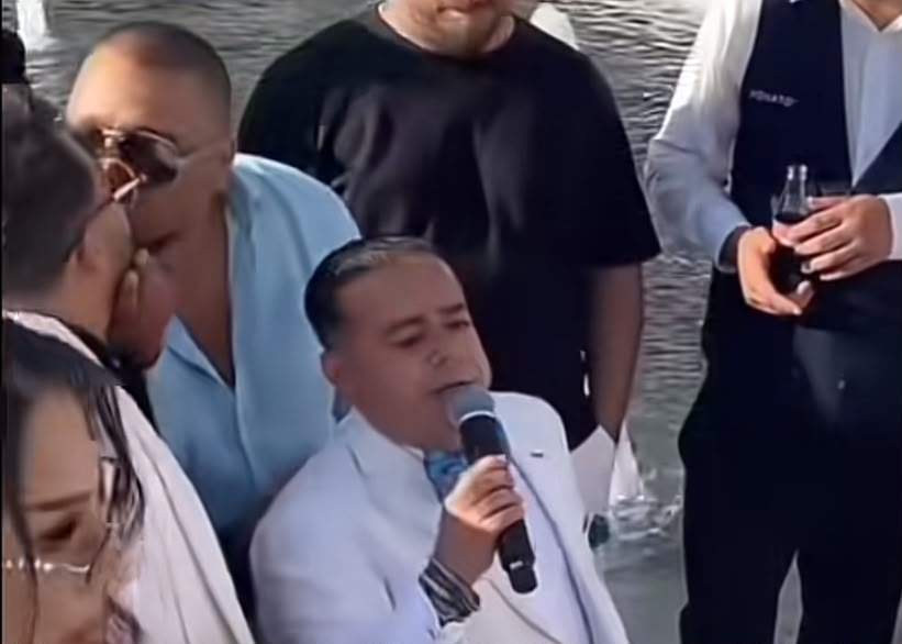 Lele se sărută cu un bărbat