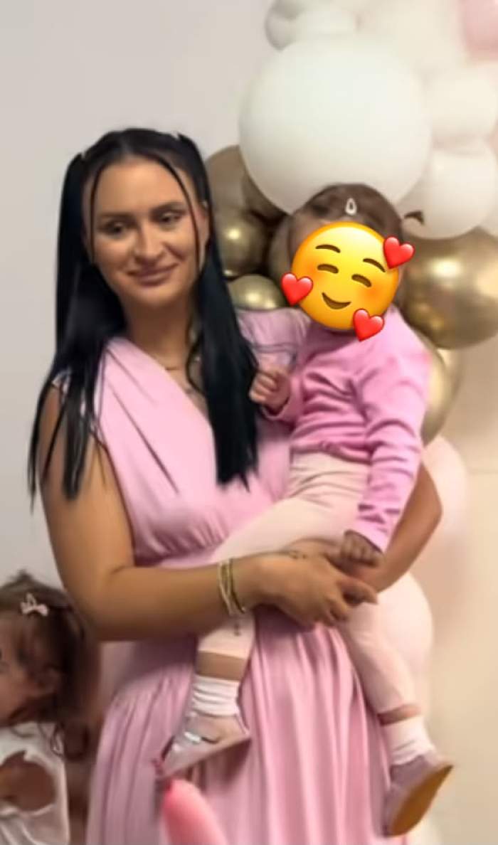 Sibel își ține fetița în brațe