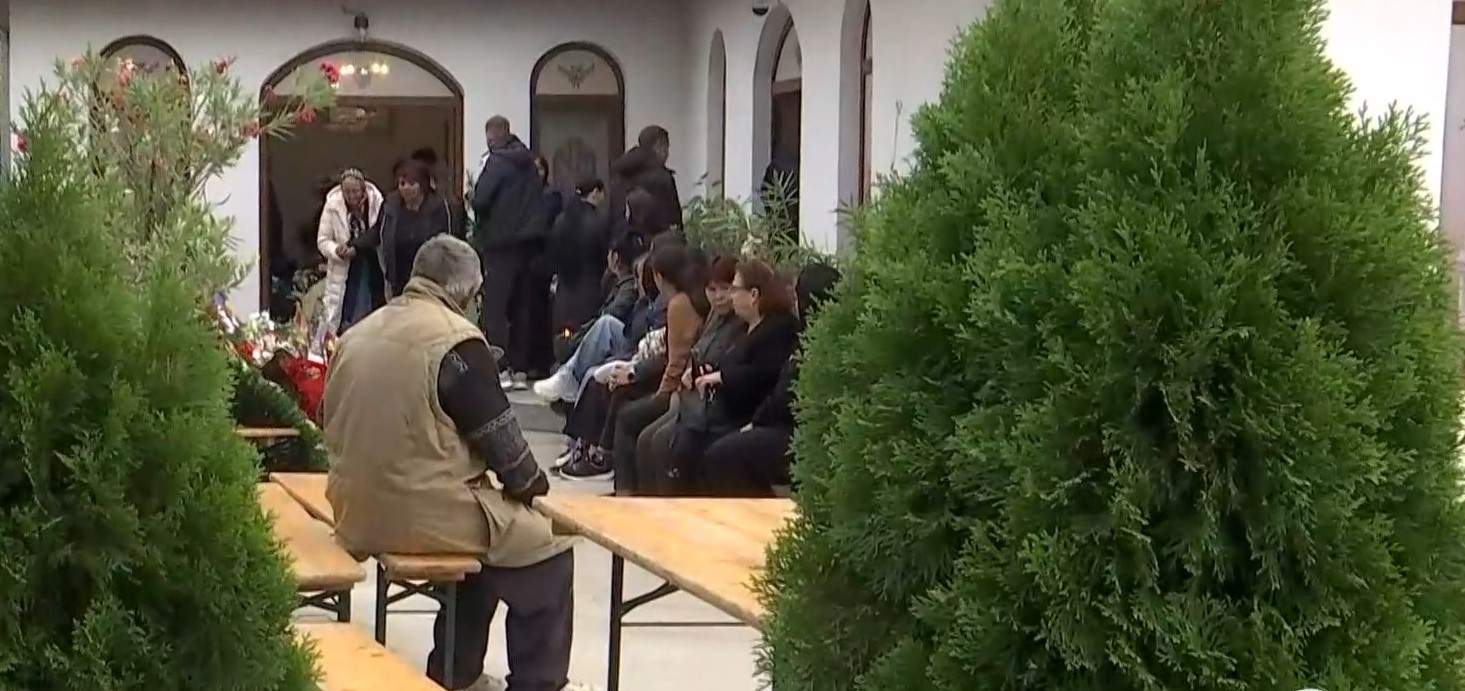 Primele imagini de la înmormântarea Valentinei, fata găsită într-o valiză în râul Olt. Ce se întâmplă la cimitir