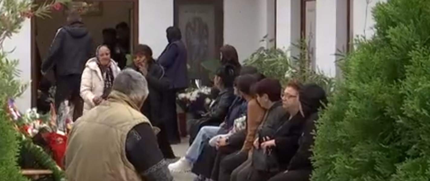 Primele imagini de la înmormântarea Valentinei, fata găsită într-o valiză în râul Olt. Ce se întâmplă la cimitir