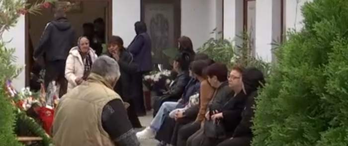 Primele imagini de la înmormântarea Valentinei, fata găsită într-o valiză în râul Olt. Ce se întâmplă la cimitir