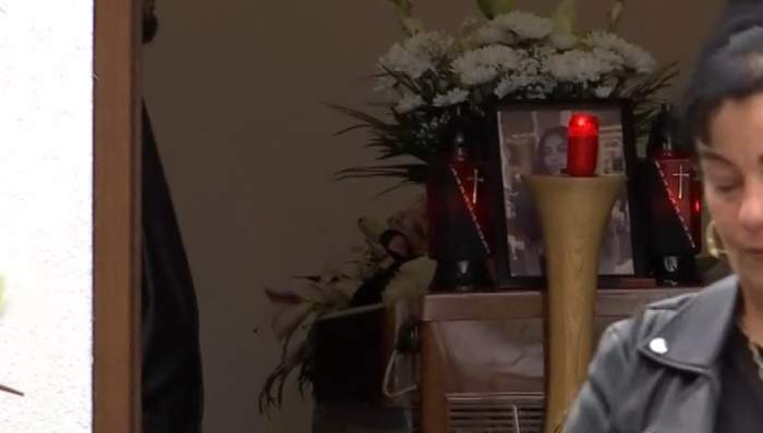 Primele imagini de la înmormântarea Valentinei, fata găsită într-o valiză în râul Olt. Ce se întâmplă la cimitir