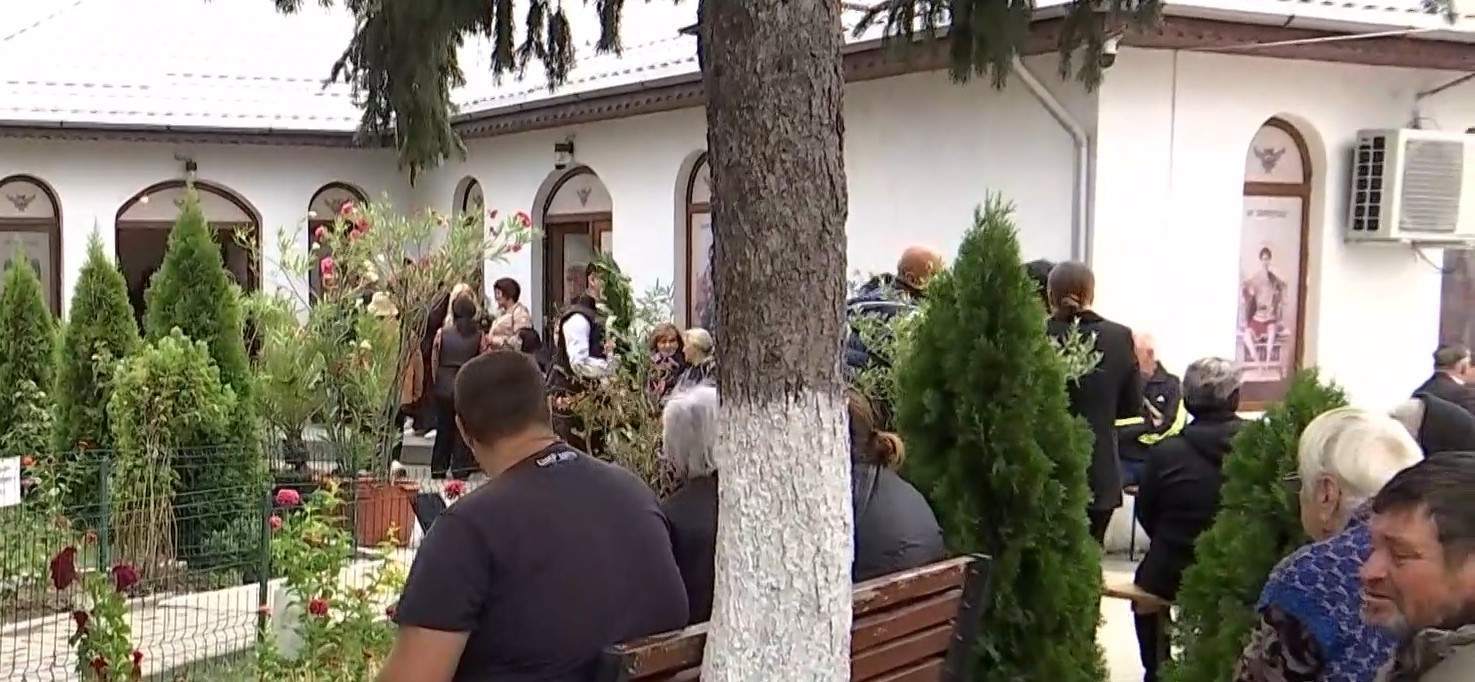 Primele imagini de la înmormântarea Valentinei, fata găsită într-o valiză în râul Olt. Ce se întâmplă la cimitir