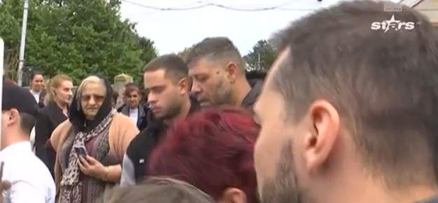 Primele imagini de la înmormântarea Valentinei, fata găsită într-o valiză în râul Olt. Ce se întâmplă la cimitir