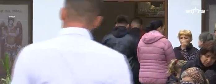 Primele imagini de la înmormântarea Valentinei, fata găsită într-o valiză în râul Olt. Ce se întâmplă la cimitir