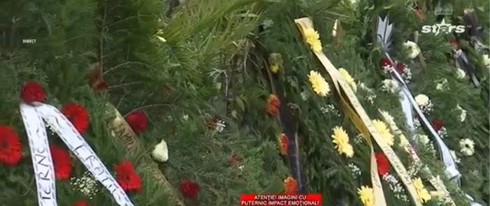 Primele imagini de la înmormântarea Valentinei, fata găsită într-o valiză în râul Olt. Ce se întâmplă la cimitir
