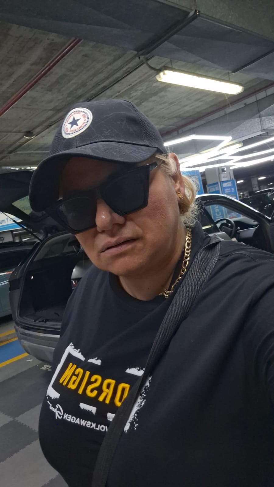 nikita selfie intr-o parcare