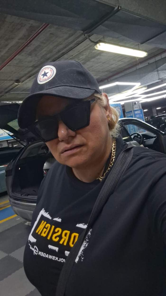 nikita selfie intr-o parcare
