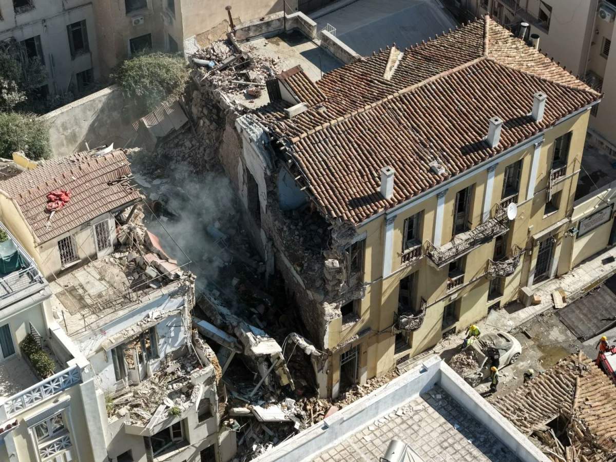 Explozie puternică în centrul istoric din Atena. O clădire s-a prăbușit și totul a fost filmat | VIDEO