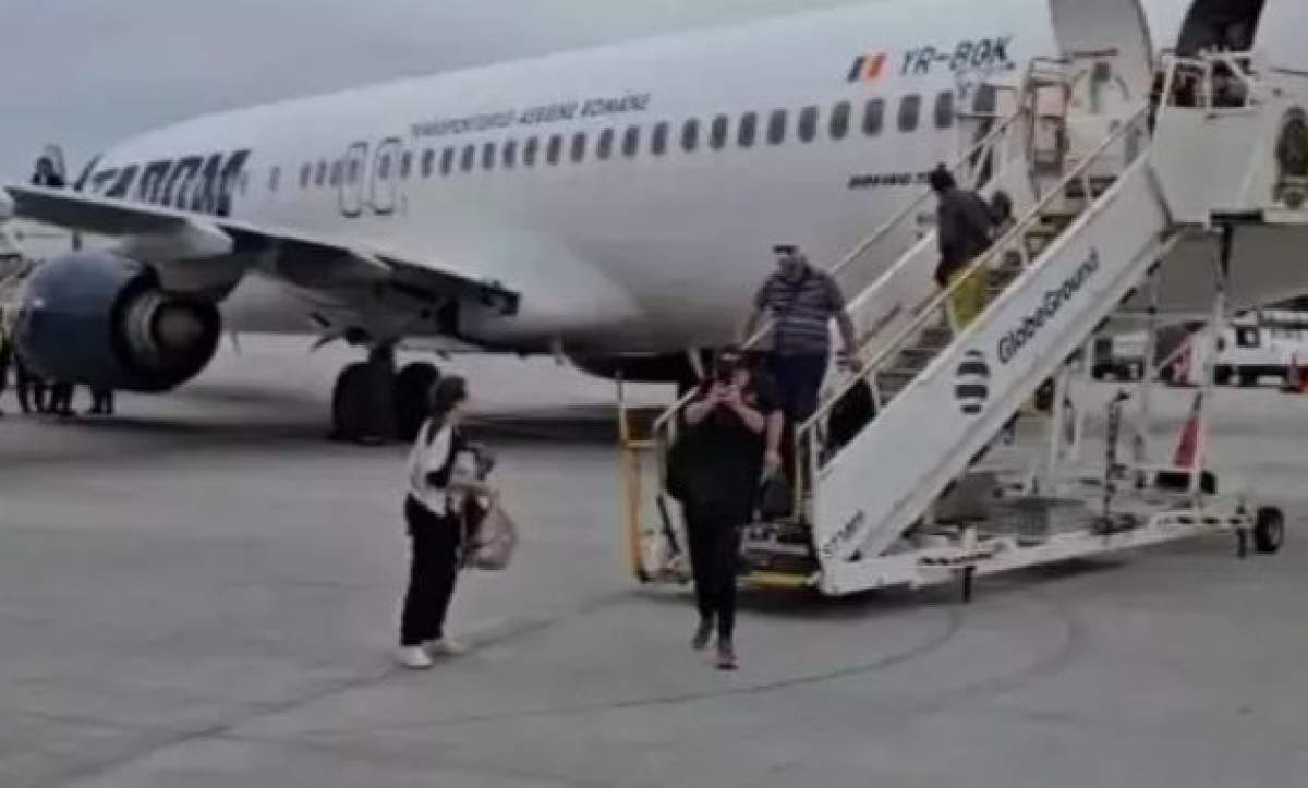 Pasagerii coboară din avion