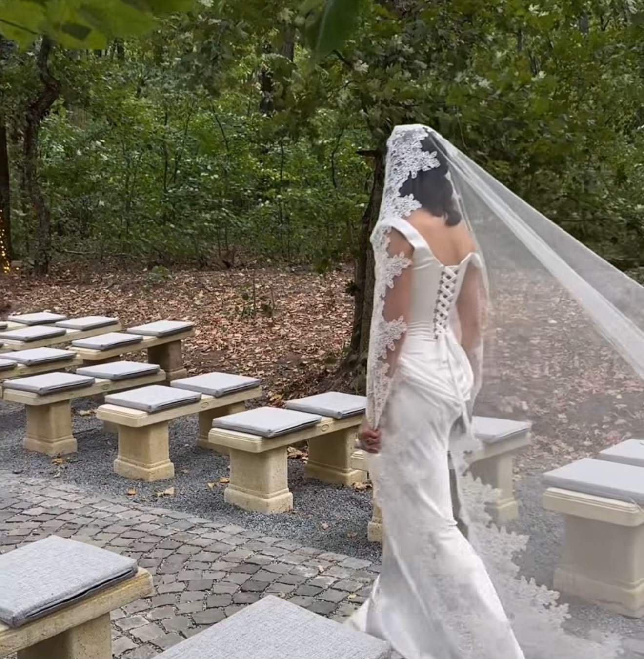Imagini inedite cu fiica Adinei Buzatu în rochie de mireasă! Nunta se desfășoară în aer liber