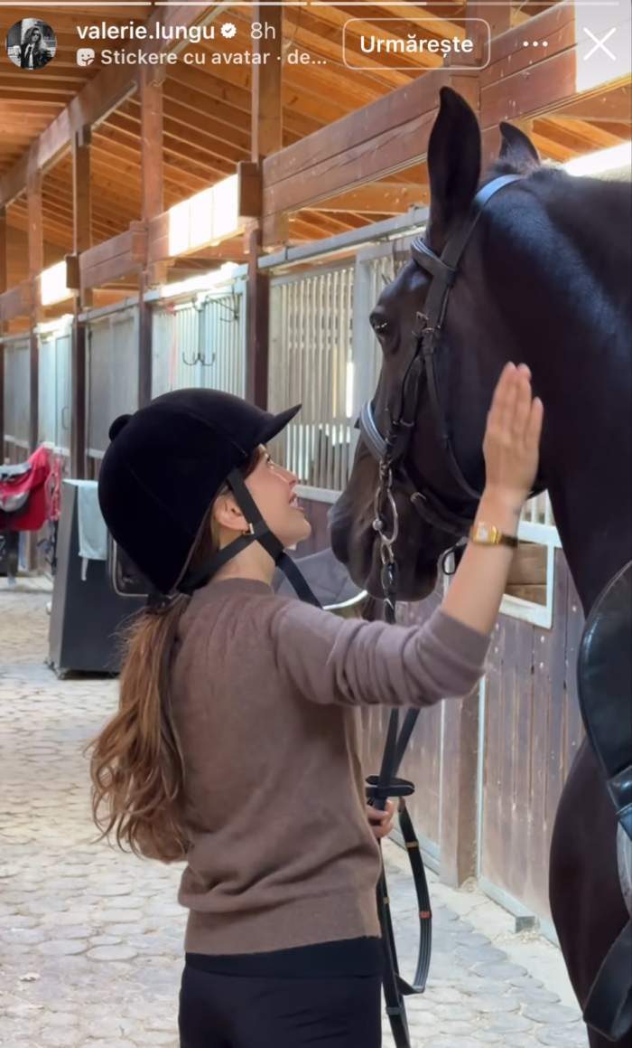 Valerie Lungu lângă un cal