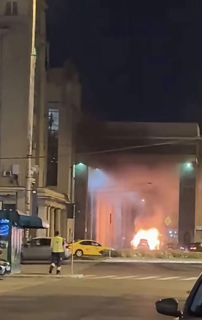Mașină cuprinsă de flăcări în fața Gării de Nord din București