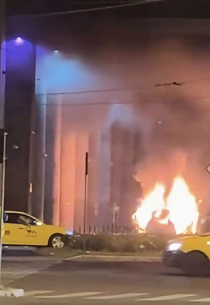 Mașină cuprinsă de flăcări în fața Gării de Nord din București