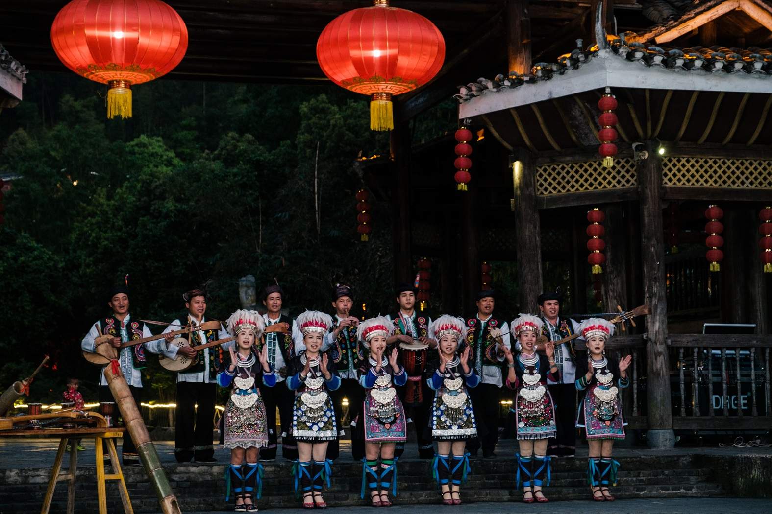 Tradițiile fascinante ale comunităților Yao și Dong, explorate de concurenții Asia Express pe Drumul Mătăsii, într-o nouă ediție lider detaşat de audiență