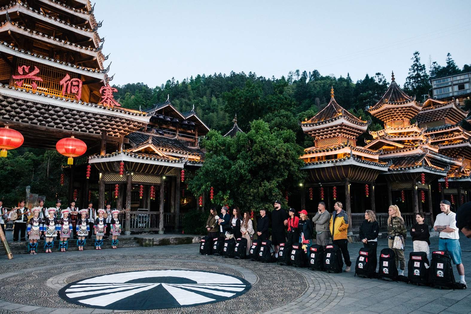 Tradițiile fascinante ale comunităților Yao și Dong, explorate de concurenții Asia Express pe Drumul Mătăsii, într-o nouă ediție lider detaşat de audiență
