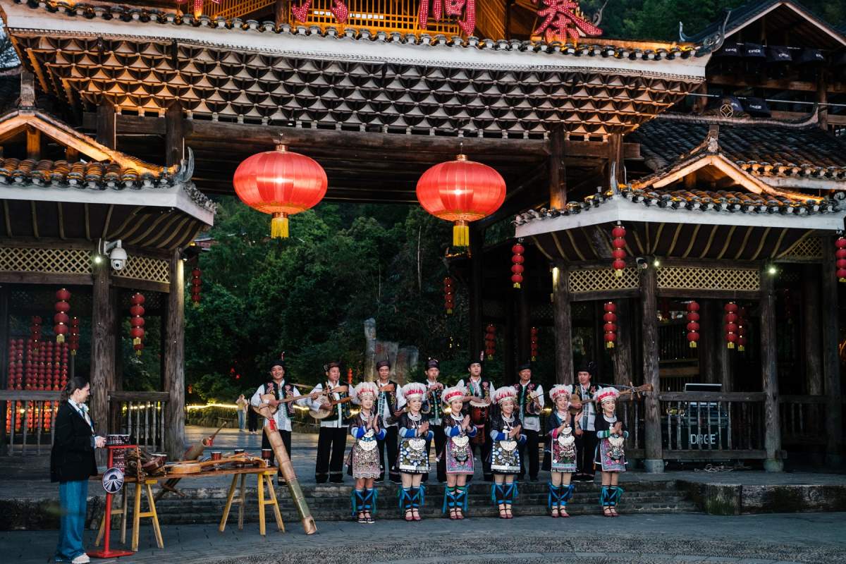 Tradițiile fascinante ale comunităților Yao și Dong, explorate de concurenții Asia Express pe Drumul Mătăsii, într-o nouă ediție lider detaşat de audiență