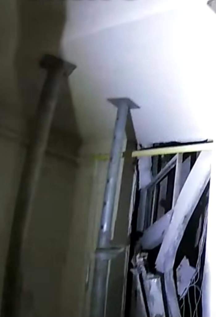 Așa arată acum scara blocului din Rahova după explozie. Muncitorii nu pot ajunge la etajele superioare