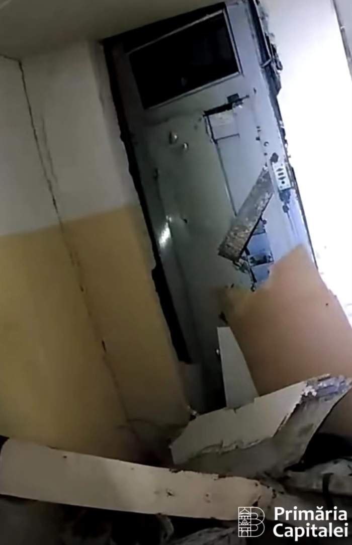 Așa arată acum scara blocului din Rahova după explozie. Muncitorii nu pot ajunge la etajele superioare