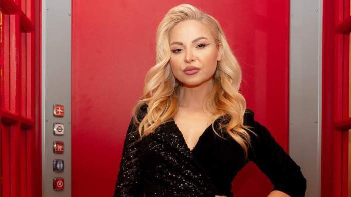 alessia cu fundal rosu in spate