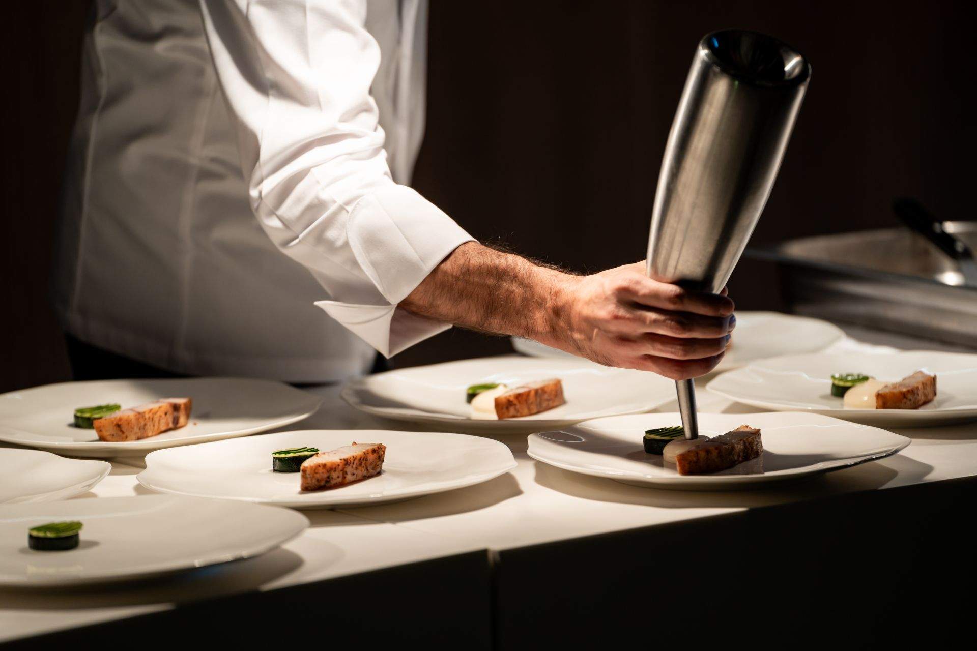 Chef Richard Abou Zaki aduce din nou Retroscena în România: după succesul de anul trecut, pop-up-ul cu stea Michelin revine la Domeniul Știrbey într-o nouă locație spectaculoasă