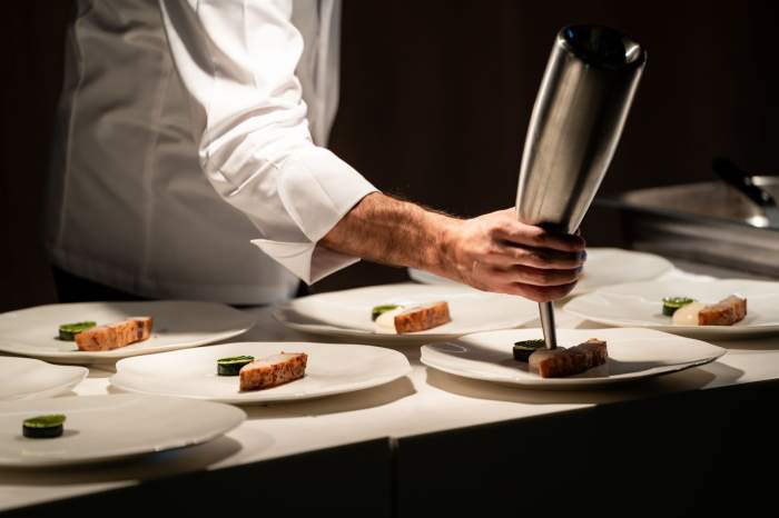 Chef Richard Abou Zaki aduce din nou Retroscena în România: după succesul de anul trecut, pop-up-ul cu stea Michelin revine la Domeniul Știrbey într-o nouă locație spectaculoasă