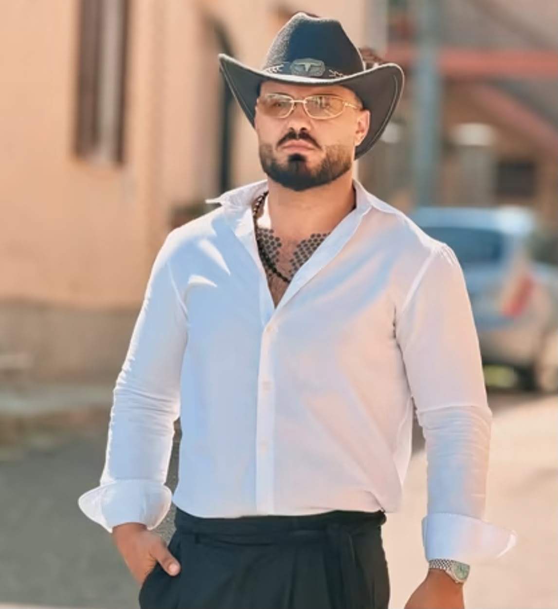 Jador, îmbrăcat elegant