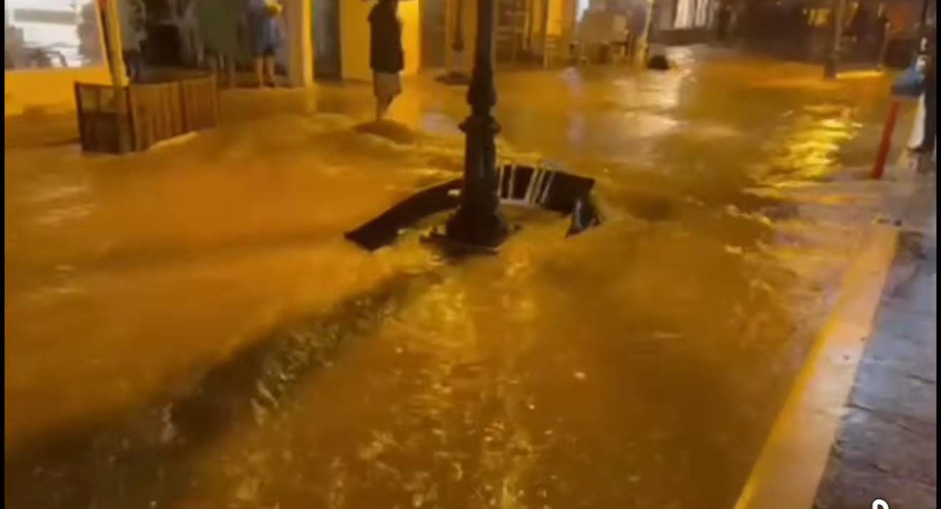 Mai mulți români au rămas blocați pe o insulă din Grecia! Inundațiile au distrus totul