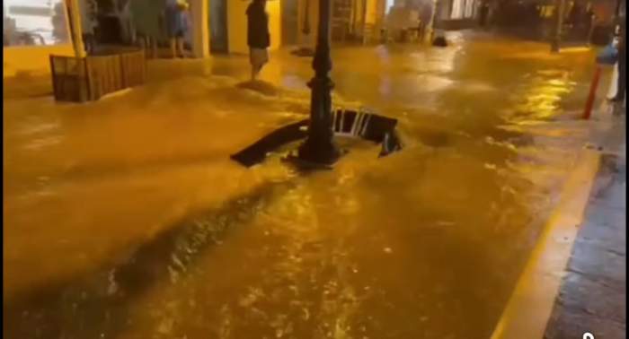 Mai mulți români au rămas blocați pe o insulă din Grecia! Inundațiile au distrus totul