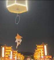 O acrobată a căzut de la peste 10 metri în timpul unui spectacol. Momentul în care s-a prăbușit sub privirile spectatorilor