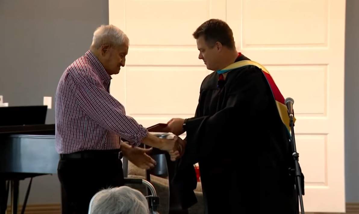PAUL LITTLE, PRIMIND DIPLOMA DE ABSOLVIRE