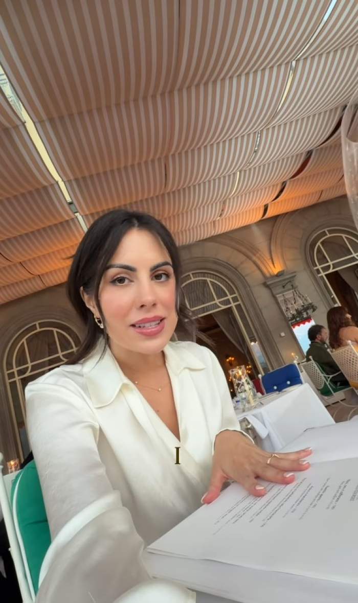 Femeia care a primit la restaurant un meniu fără prețuri, în timp ce soțul ei avea toate prețurile afișate