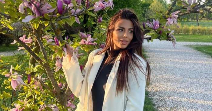 cristina petre isi face poze intr-un copac