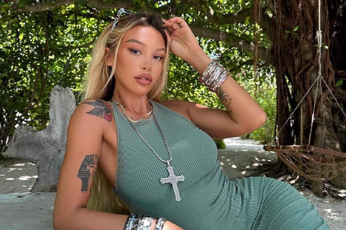 ema uta in rochie verde in vacanta