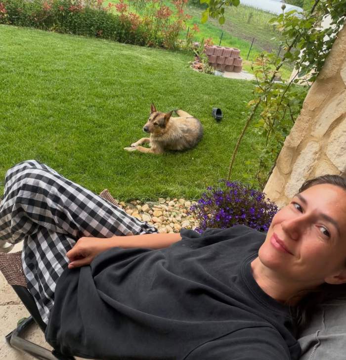 Adela Popescu în curte