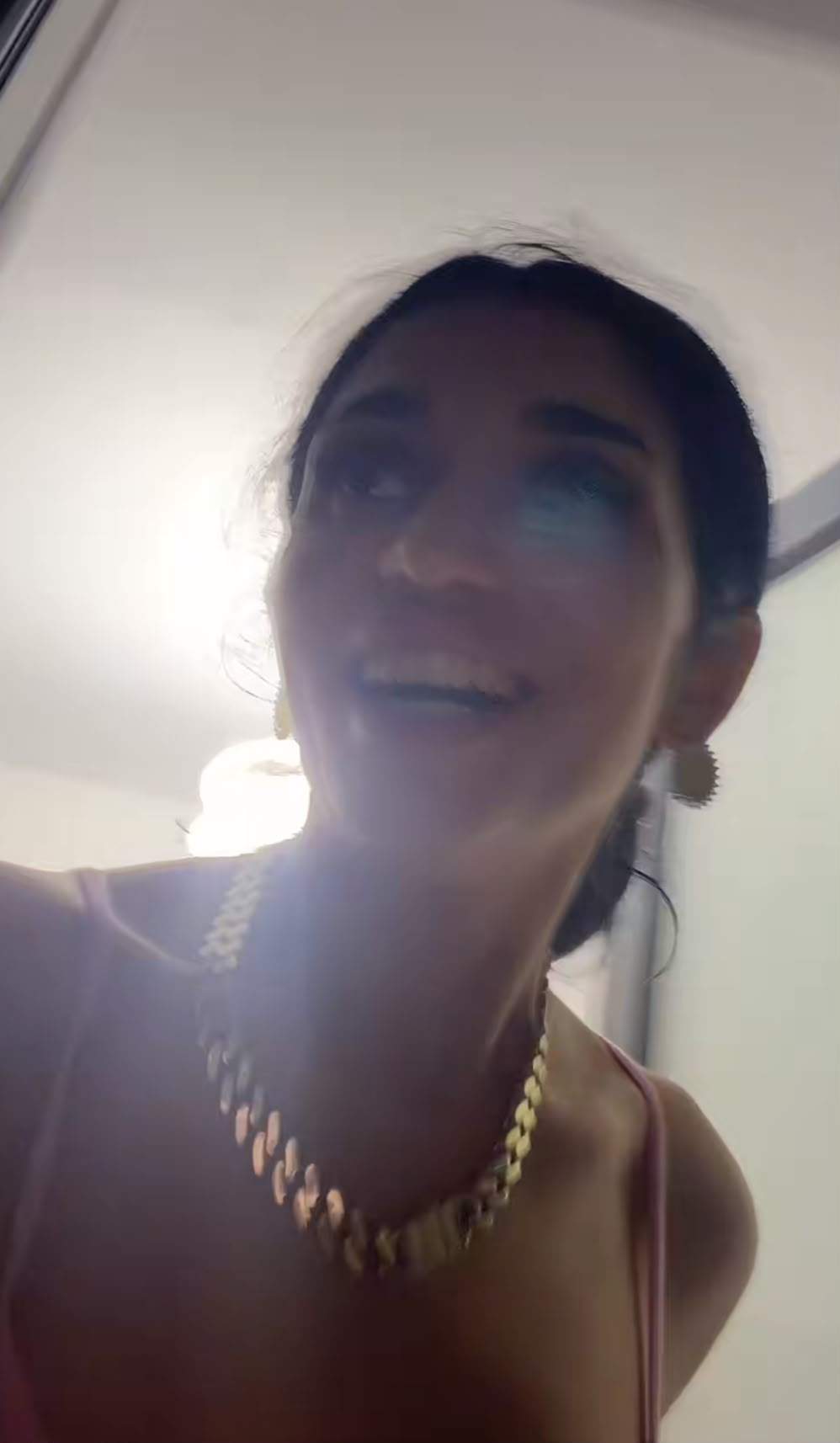 Melek Mincă în casă